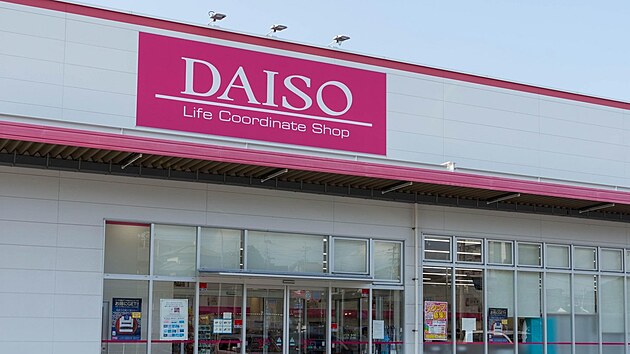 Japonsk spolenost Daiso, kter provozuje sv obchody se zbom do sto jen.