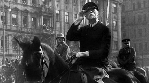 eskoslovensk prezident Tom Garrigue Masaryk na koni pi pehldce.