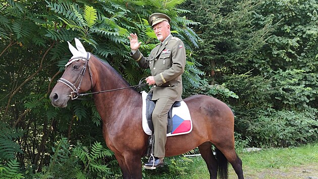 Europoslanec, generlmajor ve vslub a kandidt na prezidenta Hynek Blako na koni.