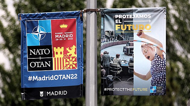 Výzdoba v ulicích španělského Madridu před začátkem summitu NATO. (22. června...
