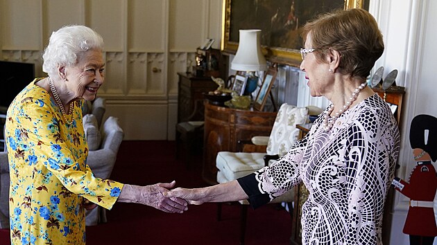 Královna Alžběta II. a guvernérka australského Nového Jižního Walesu Margaret Beazley (Windsor, 22. června 2022)