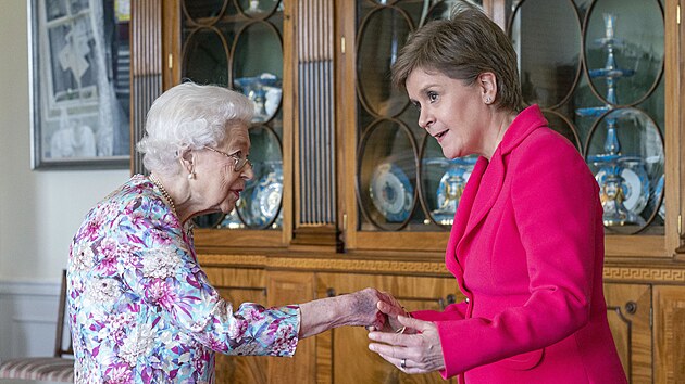 Britsk krlovna Albta II. a skotsk premirka Nicola Sturgeonov (Edinburgh, 29. ervna 2022)