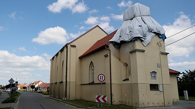 Kostel v Hrukch rok po torndu (21. ervna 2022).