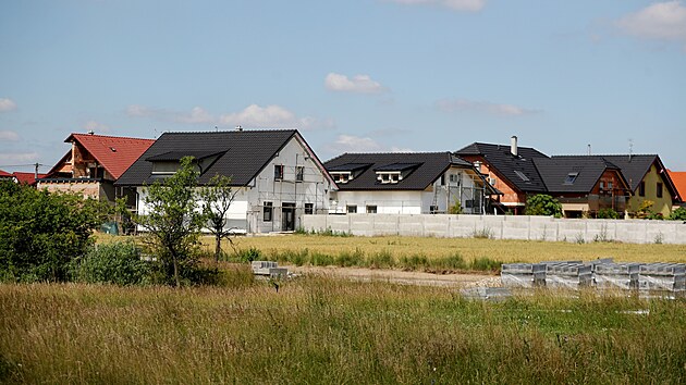 Opravené domy v Hruškách rok po tornádu (21. 6. 2022).