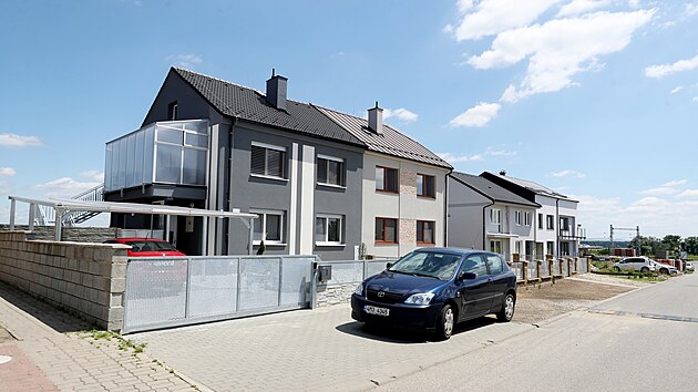 Opravené domy v Lužicích rok po tornádu (21. 6. 2022).