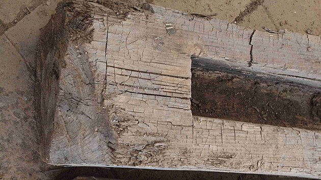 Při rozsáhlé obnově zámecké zahrady v Lysicích na Blanensku našli archeologové potrubí ze šest století starého dřeva.
