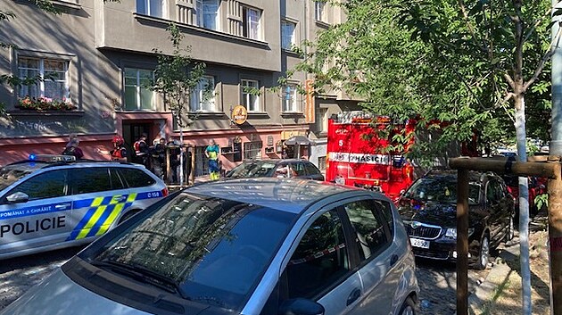 V domě v Soběslavské ulici v Praze zasahují hasiči a policisté u výbuchu plynu (23. června 2022).