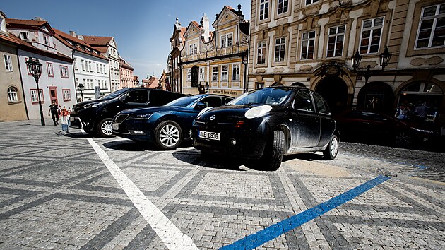 V Nerudově ulici v Praze 1 nejprve kvůli turistům rozšířili chodník, pak na něj ale nakreslili parkovací místa pro auta (27. 6. 2022).