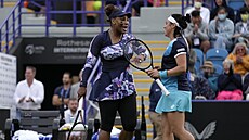 Serena Williamsová s Ons Dabúrovou na turnaji v Eastbourne.