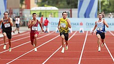 Sprint na mistrovství �R. Ve �lutém dresu b�í Eduard Kubelík.