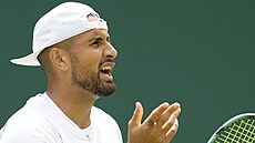 Nick Kyrgios se vzteká v prvním kole Wimbledonu.