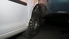 Řidiči v Chebu praskla za jízdy pneumatika, naboural čtyři zaparkovaná auta.