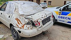 Rozst�ílené auto s uprchlíky dorazilo do obce Chýn�.
