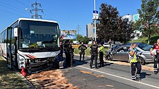 V Praze 11 se čelně srazil autobus s autem, 16 lidí je zraněných. (23. června...