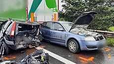 Na dálnici D5 se srazila dvě osobní auta a kamion. (25. června 2022)