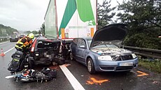 Na dálnici D5 auto dostalo smyk na narazilo do svodidel, za ním se srazila dvě... | na serveru Lidovky.cz | aktuální zprávy