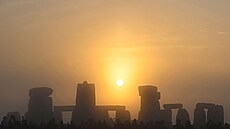 Asi šest tisíc lidí oslavilo u kamenného kruhu Stonehenge letní slunovrat. Akce...
