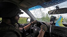 Ukrajinští vojáci jedou autem nedaleko obce v Doněcké oblasti. (8. června 2022)