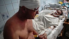 Pár zraněný při ruském útoku na nákupní středisko v Kremenčuku se drží v...