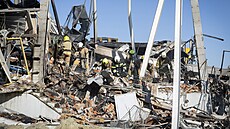 Ukrajintí hasii hledají peiví v obchodním centru v Kremenuku, které...