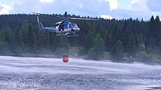 U Stíbrné vypukl poár. V nepístupném terénu pomohl vrtulník (26. ervna 2022)