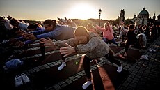 N�kolik stovek lidí si p�i�lo v den slunovratu za východu slunce zacvi�it jógu...