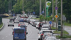 Fronta p�ed benzinkou. Podobné dlouhé �ady aut �ekajících na natankování jsou v...