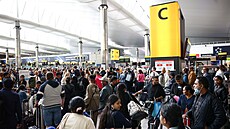 Fronty cestujících v odletovém terminálu 2 na letišti Heathrow v Londýně. Velká...