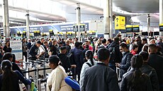 Fronty cestujících v odletovém terminálu 2 na letiti Heathrow v Londýn. Velká...