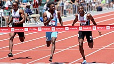Americký sprinter na 200 metr� Noah Lyles (uprost�ed) porá�í na národním...