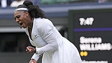 Amerianka Serena Williamsová se hecuje v prvním kole Wimbledonu.