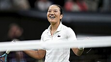 Francouzka Harmony Tanová slaví výhru v prvním kole Wimbledonu.
