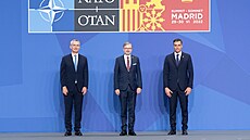 Premiér Petr Fiala s šéfem NATO Jensem Stoltenbergem a španělským premiérem...