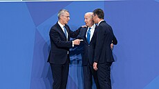 Americký prezident Joe Biden s éfem NATO Jensem Stoltenbergem a panlským...