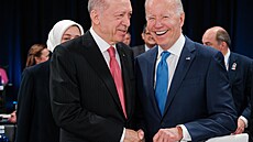Americký prezident Joe Biden s tureckým prezidentem Erdoganem bhem summitu...