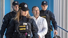 Policisté k soudu p�ivád�jí k soudu Mateje Augustína, který pat�í k obvin�ným v...