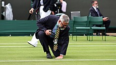 Jeden z poadatel Wimbledonu kontroluje trávník, program tetího dne turnaje...