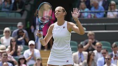 Karolína Plíková se usmívá po vítzství v prvním kole Wimbledonu nad Terezou...