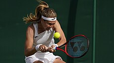 Marie Bouzková returnuje ve druhém kole Wimbledonu. | na serveru Lidovky.cz | aktuální zprávy