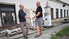 Sochař Tomáš Skalík (na fotografii vpravo) se pustil do restaurování unikátního...