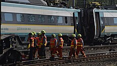 Drání hasii likvidují následky sráky vlaku pendolino s posunovací...