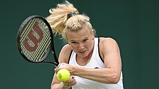 Kateina Siniaková v prvním kole Wimbledonu proti Polce Maje Chwaliské.