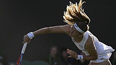 Marie Bouzková během úvodního kola Wimbledonu proti Danielle Collinsové.