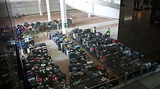 Na londýnském letiti Heathrow nestíhali odbavit zavazadla cestujících. (19. ervna 2022)