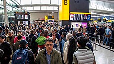 Na londýnském letiti Heathrow nestíhali odbavit zavazadla cestujících. (19. ervna 2022)