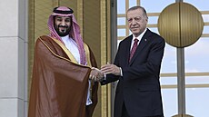 Turecký prezident Recep Tayyip Erdogan (vpravo) pijal korunního prince Saúdské...
