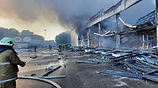 Ruská armáda zaúto�ila na obchodní centrum v ukrajinském Kremen�uku. (27....