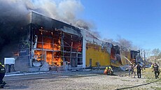 Ruská armáda zaúto�ila na obchodní centrum v ukrajinském Kremen�uku. (27....