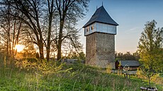 Tvrz s opravenou v�í stojí na okraji osady Tichá, která spadá pod Dolní...