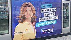 Brněnské tramvaje s reklamou primátorky Markéty Vaňkové mají zabezpečená okna s...